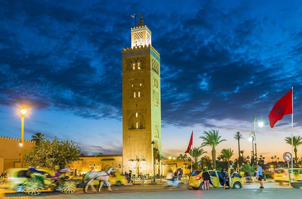 Tour emblématique de Marrakech sur la Place Jemaa el-Fna, un point central des circuits touristiques marocains.