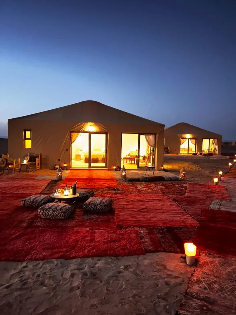 ente de bivouac traditionnelle dans le désert marocain, offrant une expérience authentique sous les étoiles du Sahara.