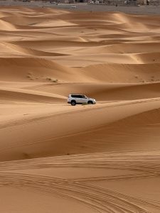 4x4 traversant les dunes du désert de M’Hamid dans le sud marocain