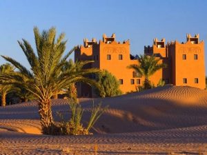 M'Hamid, porte du désert saharien, avec vue sur les dunes de Chigaga au départ de M'Hamid.